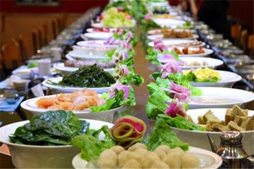 三爺回轉(zhuǎn)自助火鍋加盟 熱線與餐飲管理全解析